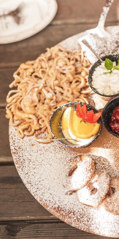 Typical Strauben, doughnuts, apple kiachel and strudel | © Eggental Tourismus/Thomas Monsorno