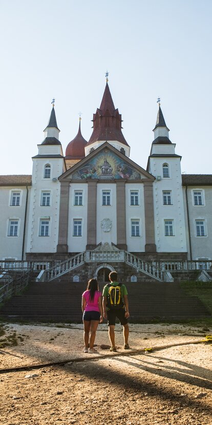Wanderer vor Kirche Maria Weissenstein im Eggental | © Eggental Tourismus/StorytellerLabs