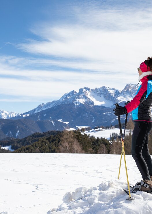 Woman with snowshoes View of Rosengarten and Latemar | © Eggental Tourismus/Günther Pichler